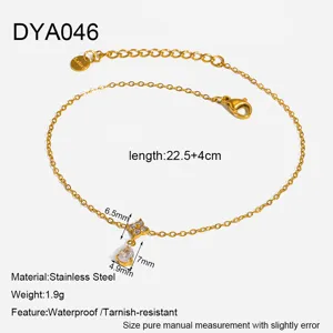 Dettaglio in primo piano della cavigliera in acciaio inossidabile placcato oro 18K con zircone.
