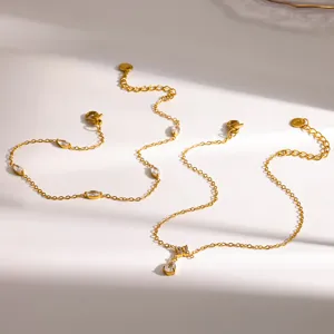 Cavigliera in acciaio inossidabile placcato oro con zirconi marquise e ciondolo a fiore