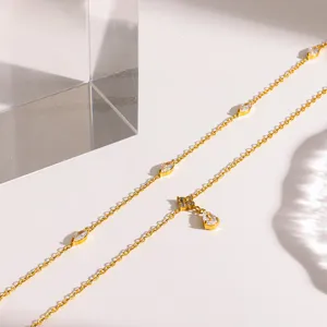 Dettaglio ravvicinato della cavigliera in acciaio inox placcato oro 18k con zircone e fiore.