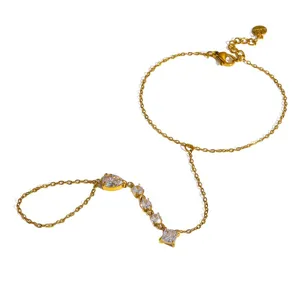 Pulsera de mano de acero inoxidable dorada decorada con brillantes piedras de circonita.
