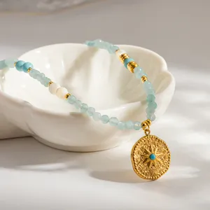 Collier de pierre naturelle vert menthe avec pendentif étoile en acier plaqué or 18k.