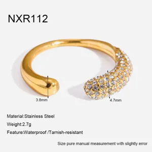 Edelstahl 18K vergoldeter offener Ring mit funkelnden Kristallen Detailansicht.