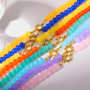 Vista dettagliata di collana gioiello con catena di perline in vetro colorato arcobaleno.