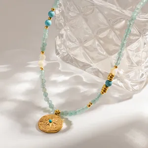 Gros plan sur le collier en pierre naturelle menthe avec pendentif étoile dorée.
