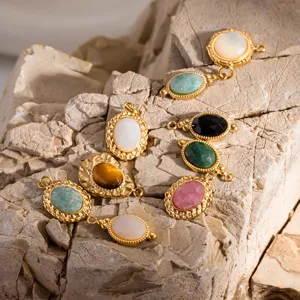 Detailaufnahme von vergoldeten Edelstein Anhängern aus Edelstahl für DIY Schmuck Design.
