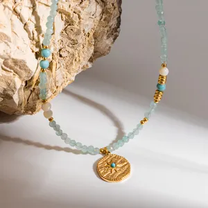 Gros plan sur le collier en pierre naturelle vert menthe avec pendentif étoile plaqué or.