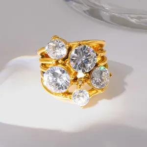 Primer plano de un anillo llamativo chapado en oro con múltiples piedras de circonita.