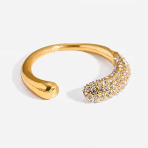 Blickfang vergoldeter Edelstahl Ring mit funkelnden Zirkonia Kristallen und Wassertropfen.