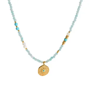 Collier de perles en pierre naturelle vert menthe avec pendentif soleil plaqué or 18 carats.
