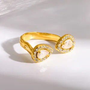 Prachtige 18K vergulde roestvrijstalen open ring met dubbele peervormige zirkonia stenen.