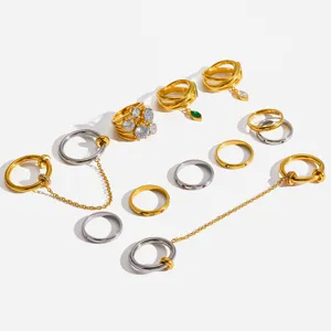 Conjunto de anillos en capas de acero inoxidable bañado en oro de 18k con cristales de circón.