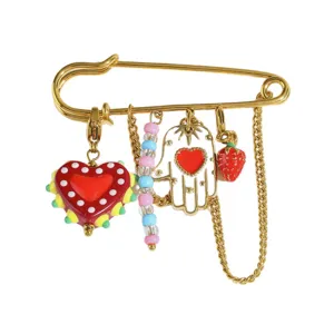 Broche épingle de sûreté dorée avec cœur en acrylique mignon, main de fatima et fraise.