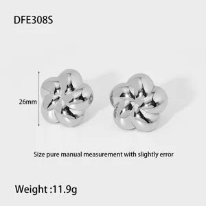 Pendientes de tuerca con flor metálica de 5 pétalos, joyería elegante y moderna.