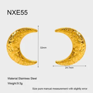 Pendientes de botón de acero inoxidable dorado con forma de media luna y textura detallada.