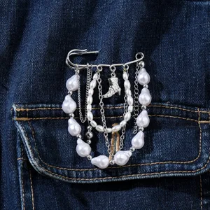 Raffinata spilla di perle e nappe con catene metalliche e ciondolo stivale per look chic.