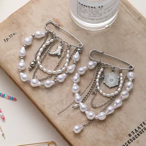 Spilla con nappa di perle in acciaio inossidabile perla barocca accessorio decorativo