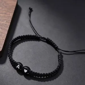 Handgemaakte zwarte gevlochten armband met beginletter A en hartje voor dagelijks.