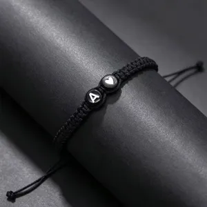 Handgemaakte zwarte gevlochten armband met letter A en schattig hartje detailweergave