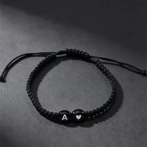 Zwarte handgemaakte gevlochten initiaal hart armband, verstelbaar koord sieraden cadeau.