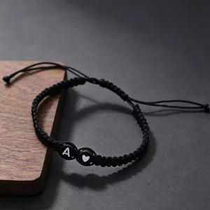 Handgemaakte zwarte gevlochten armband met initiaal letter A en hartje voor koppels en liefde.