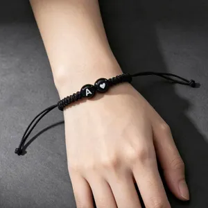 Handgemaakte zwarte gevlochten armband met beginletter A en hartkralen voor koppels cadeaus.