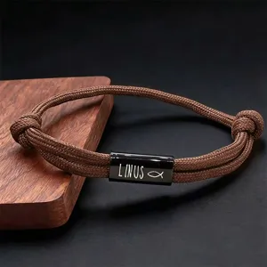 Handgefertigtes geflochtenes Paracord Edelstahl Armband mit Gravur Detailaufnahme.