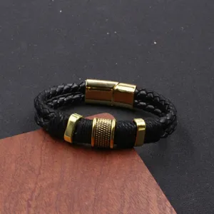 Primer plano de la pulsera de cuero trenzado para hombre con cierre magnético