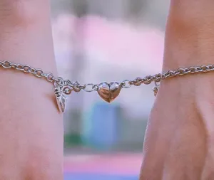 Vista dettagliata del bracciale di coppia magnetico in acciaio inossidabile con cuore e catena.