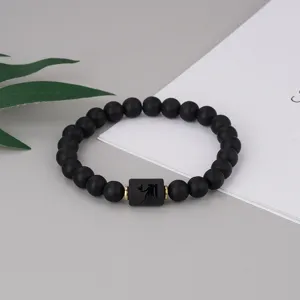 Mattes schwarzes Achat Tierkreis Perlen Stretch Armband mit charmantem Sternzeichen Detail.