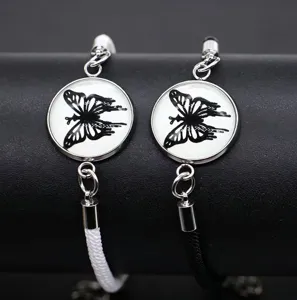 Detailansicht der passenden geflochtenen Partner-Armbänder mit leuchtenden Schmetterlingen.