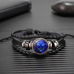 Detalles de la pulsera trenzada de cuero negro signo zodiacal Leo con cabujón de vidrio.