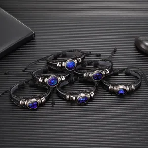 Vista detallada que muestra varias pulseras trenzadas de cuero del zodiaco con dijes de vidrio.