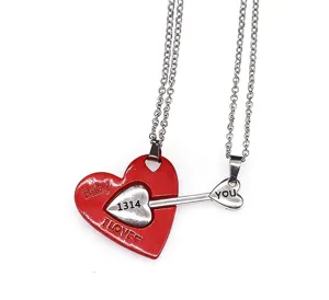 Vue détaillée du collier de couple cœur flèche rouge, avec textes d'amour gravés et chaînes.