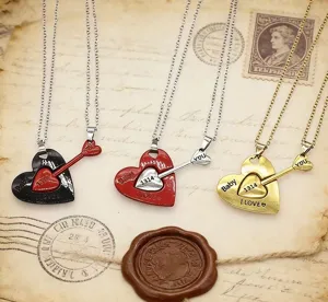 Ensemble de collier cœur aimanté pour couple avec gravure 1314, superbe vue de détail.