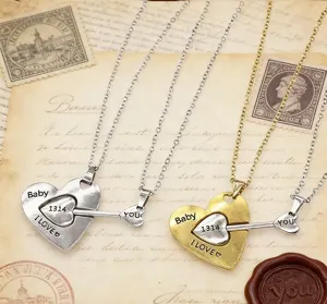 Collier pendentif cœur de couple avec flèche et gravure de lettres douces, bijoux.