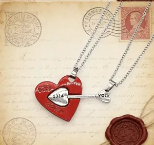 Détail du collier couple cœur et flèche avec gravure 1314, pendentif rouge style vintage.