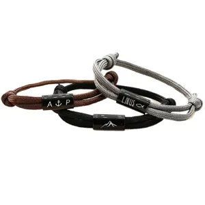 Handgefertigte geflochtene Paracord Armbänder mit gravierten Edelstahltuben für Paare Alltag.