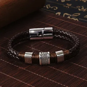 Brazalete de cuero trenzado marrón retro para hombre con tubos de metal y cierre magnético.