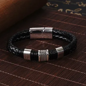 Pulsera de cuero trenzado retro para hombre con cilindros de metal y cierre magnético.