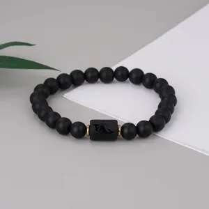Detailaufnahme des matten schwarzen Achatperlenarmbands mit Steinbock-Sternzeichen.