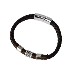 Primer plano del brazalete de cuero marrón trenzado con cierre y cuentas de metal plateado.