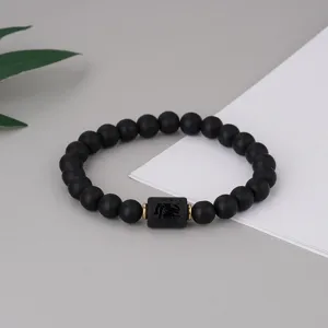 Detailansicht des schwarzen matten Achat Perlen Sternzeichen Armbands mit goldenen Abstandsperlen.