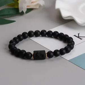 Schwarze matte Achat Perlen Sternzeichen Armband mit graviertem Anhaenger und Metall.