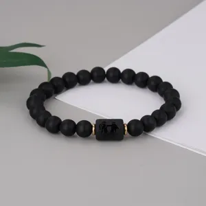 Nahaufnahme des schwarzen mattierten Achatperlenarmbands mit Tierkreiszeichen-Charme.