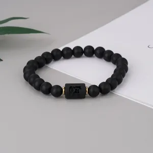 Matte schwarze Achat Perlenarmband mit Sternzeichen Anhänger und goldenen Zwischenperlen