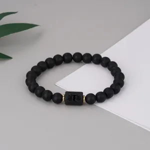 Nahaufnahme Detail des schwarzen matten Achat Perlenarmbands mit Skorpion Sternzeichen.