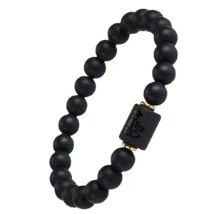 Mattes schwarzes Perlenarmband mit graviertem Zylinder und Goldabstandshaltern für Paare.