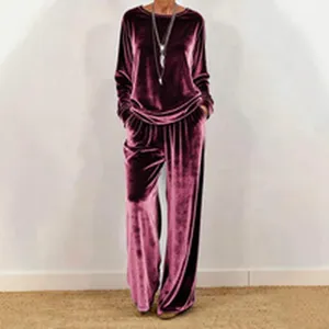 Λεπτομερής εικόνα του βελούδινου σετ loungewear με τοπ μακρυμάνικο και φαρδύ παντελόνι.