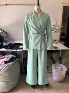 Stijlvolle casual effen blazer en wijde broek tweedelig damesetje voor elke modieuze dag.