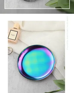 Primo piano dettagliato del vassoio per gioielli rotondo in metallo iridescente inox.